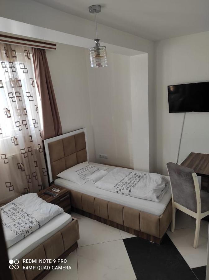 Hostel Heimli Приштина Екстер'єр фото