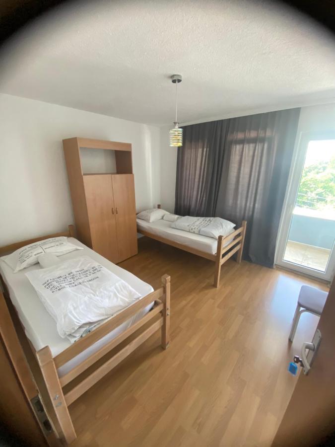 Hostel Heimli Приштина Екстер'єр фото