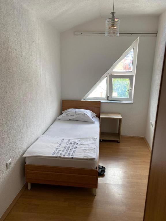 Hostel Heimli Приштина Екстер'єр фото